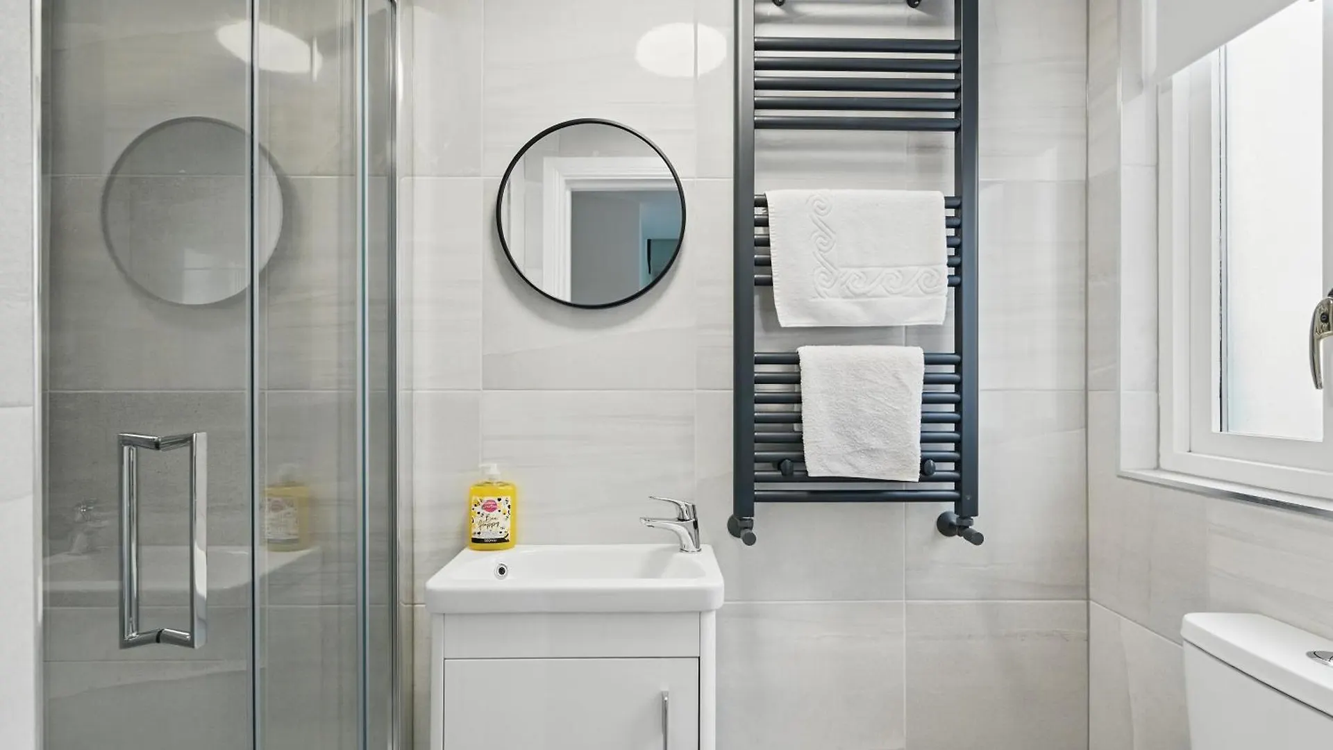 Central Flat 4 Bedroom, 2 Bathroom, 2X Parking - Staybynumbers Belfast Regno Unito