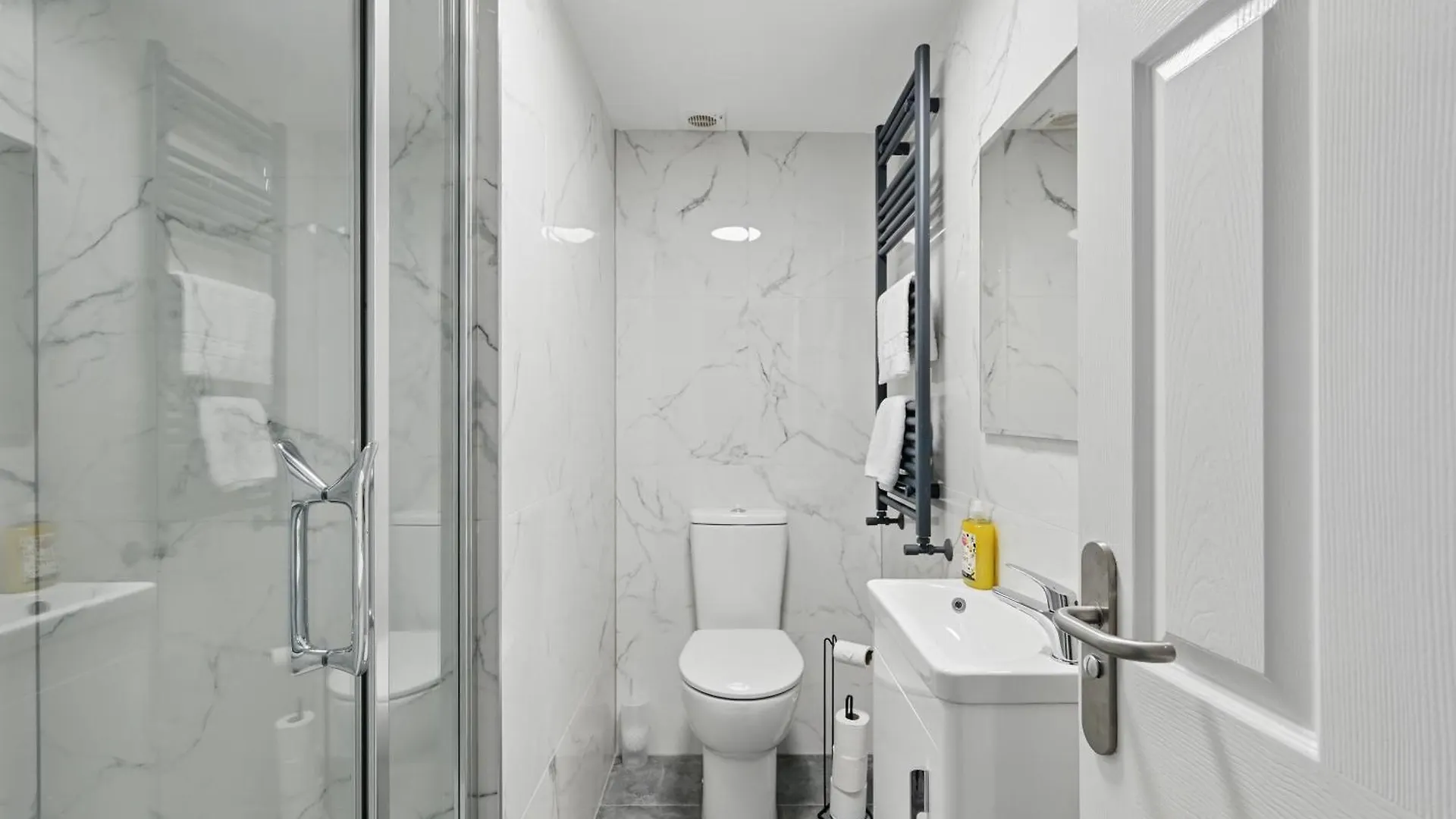 Central Flat 4 Bedroom, 2 Bathroom, 2X Parking - Staybynumbers Belfast 0*,  Regno Unito