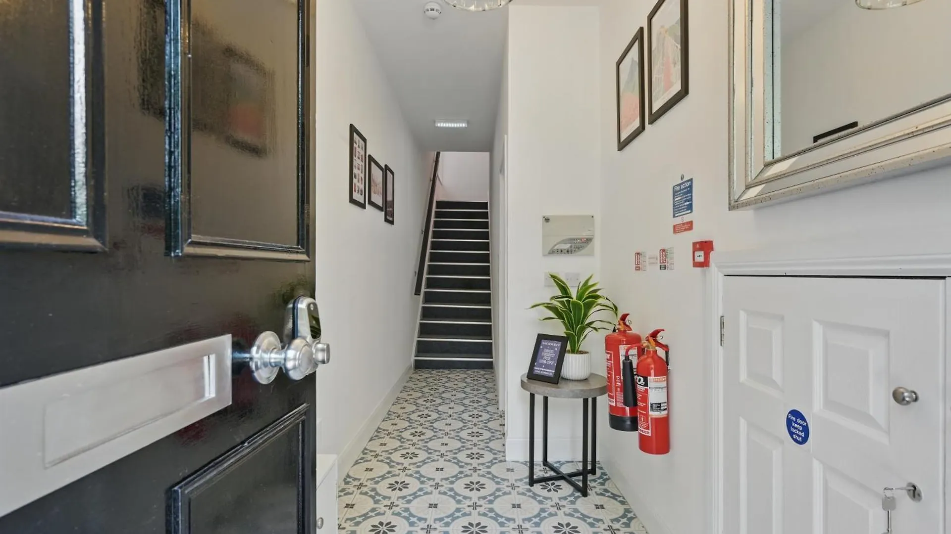 Central Flat 4 Bedroom, 2 Bathroom, 2X Parking - Staybynumbers Belfast
