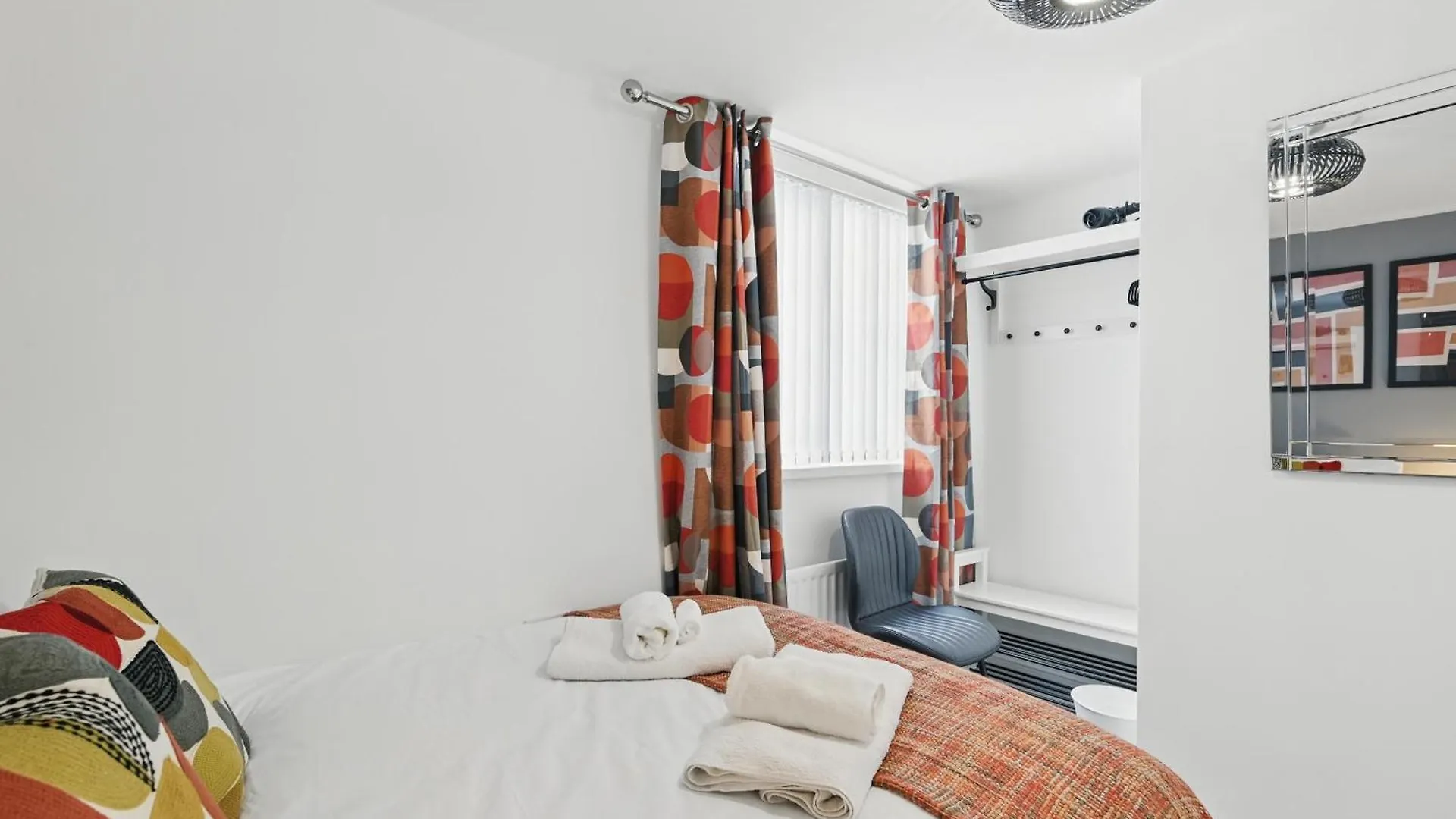 Central Flat 4 Bedroom, 2 Bathroom, 2X Parking - Staybynumbers Belfast 0*,