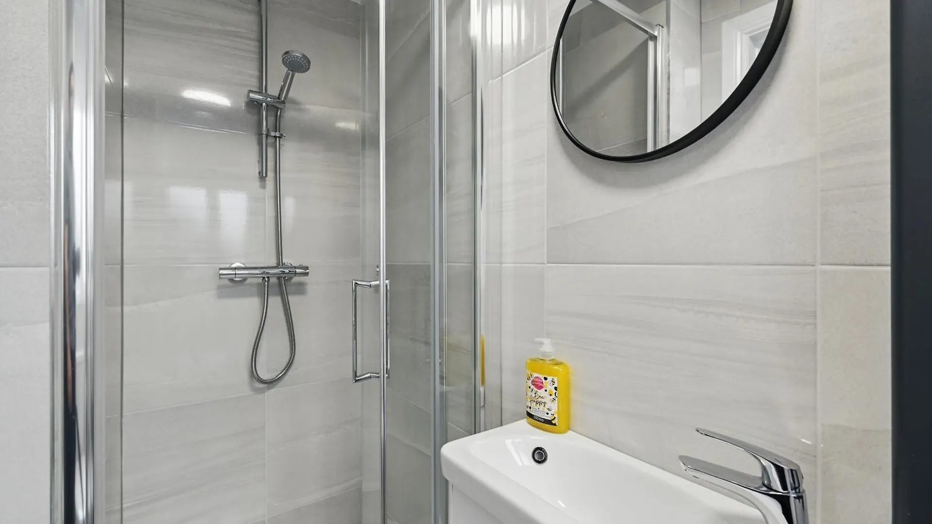 Appartamento Central Flat 4 Bedroom, 2 Bathroom, 2X Parking - Staybynumbers Belfast Regno Unito