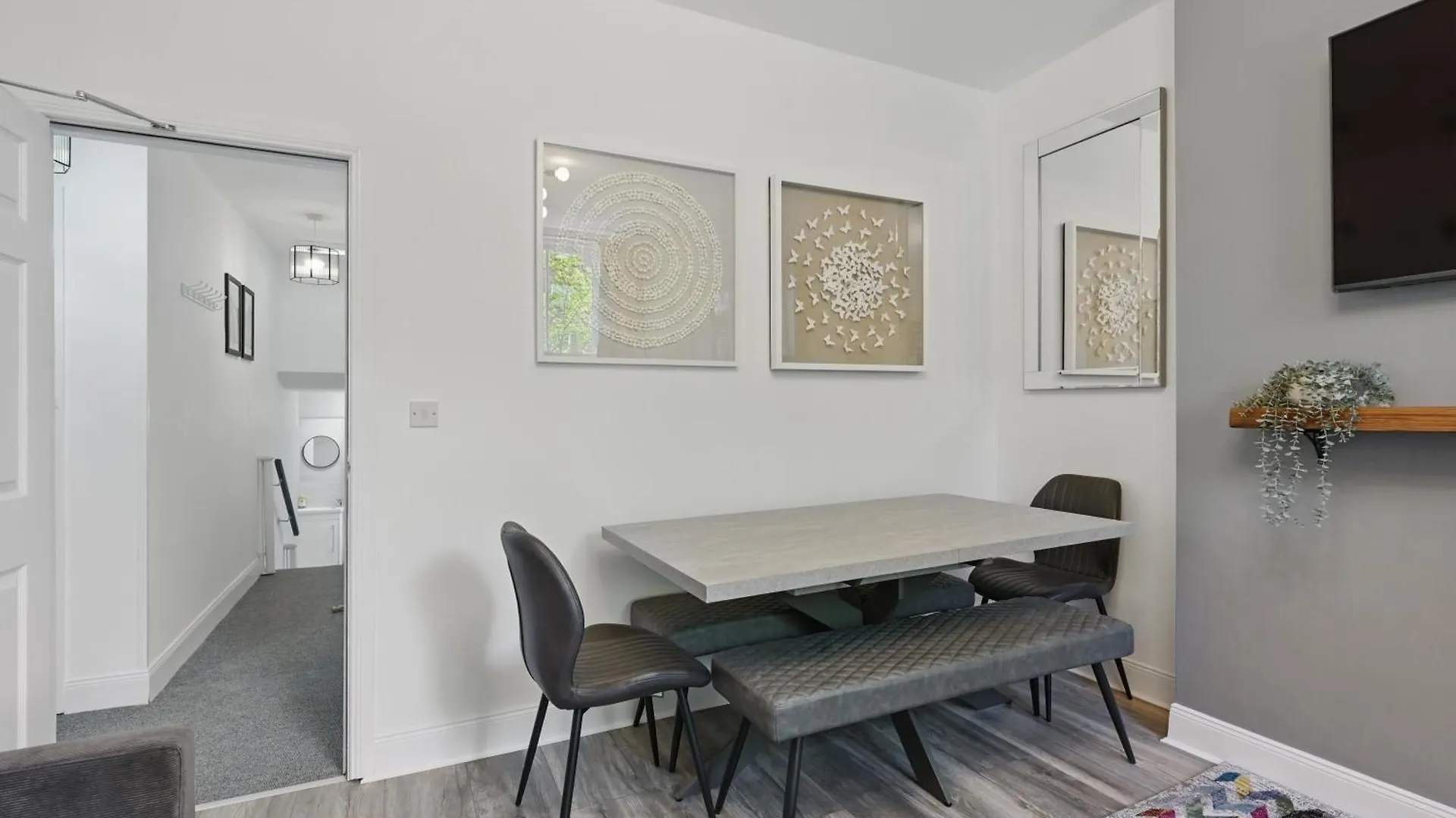 Central Flat 4 Bedroom, 2 Bathroom, 2X Parking - Staybynumbers Belfast
