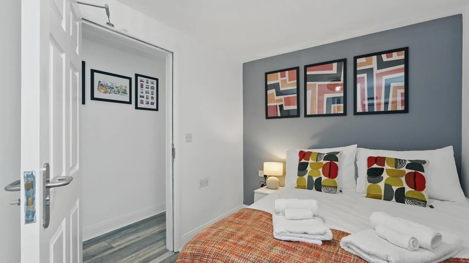 Central Flat 4 Bedroom, 2 Bathroom, 2X Parking - Staybynumbers Belfast Regno Unito