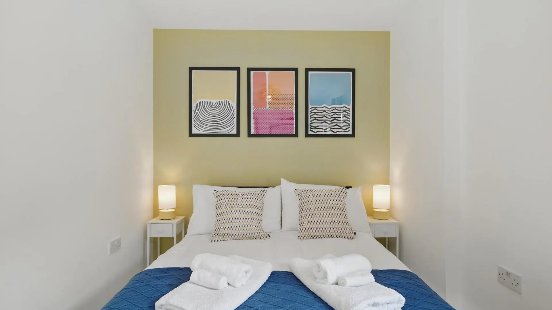 Central Flat 4 Bedroom, 2 Bathroom, 2X Parking - Staybynumbers Belfast