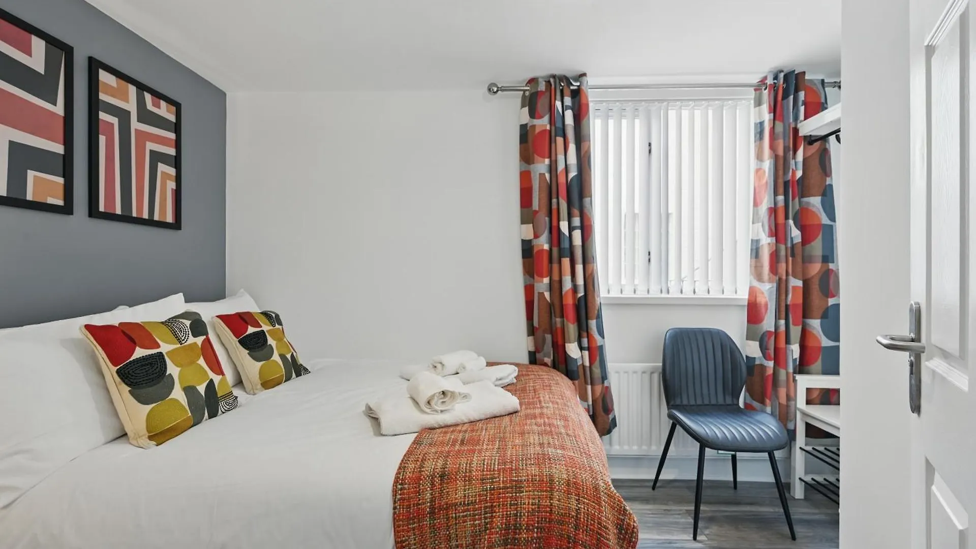 Central Flat 4 Bedroom, 2 Bathroom, 2X Parking - Staybynumbers Belfast