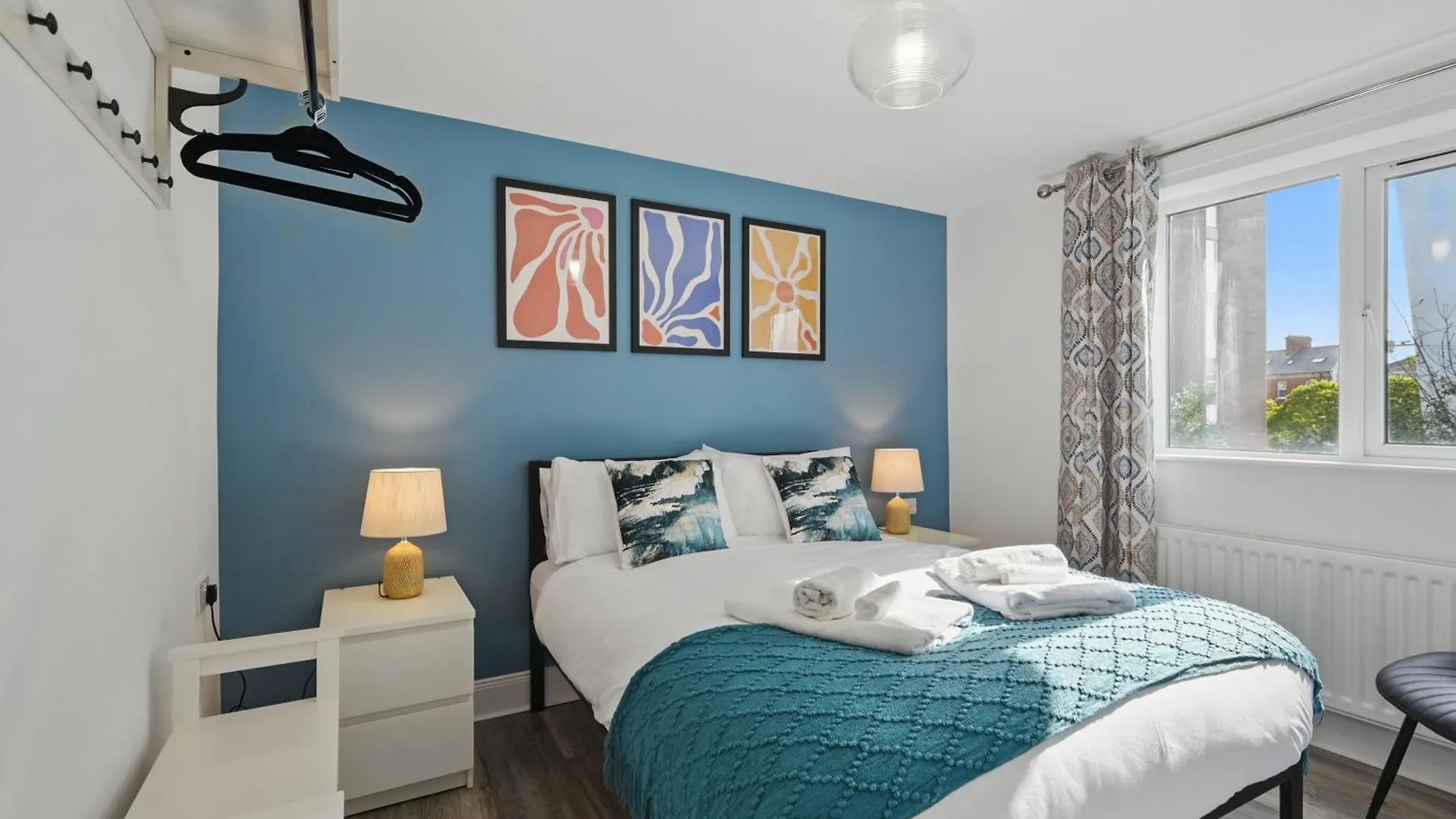 Central Flat 4 Bedroom, 2 Bathroom, 2X Parking - Staybynumbers Belfast