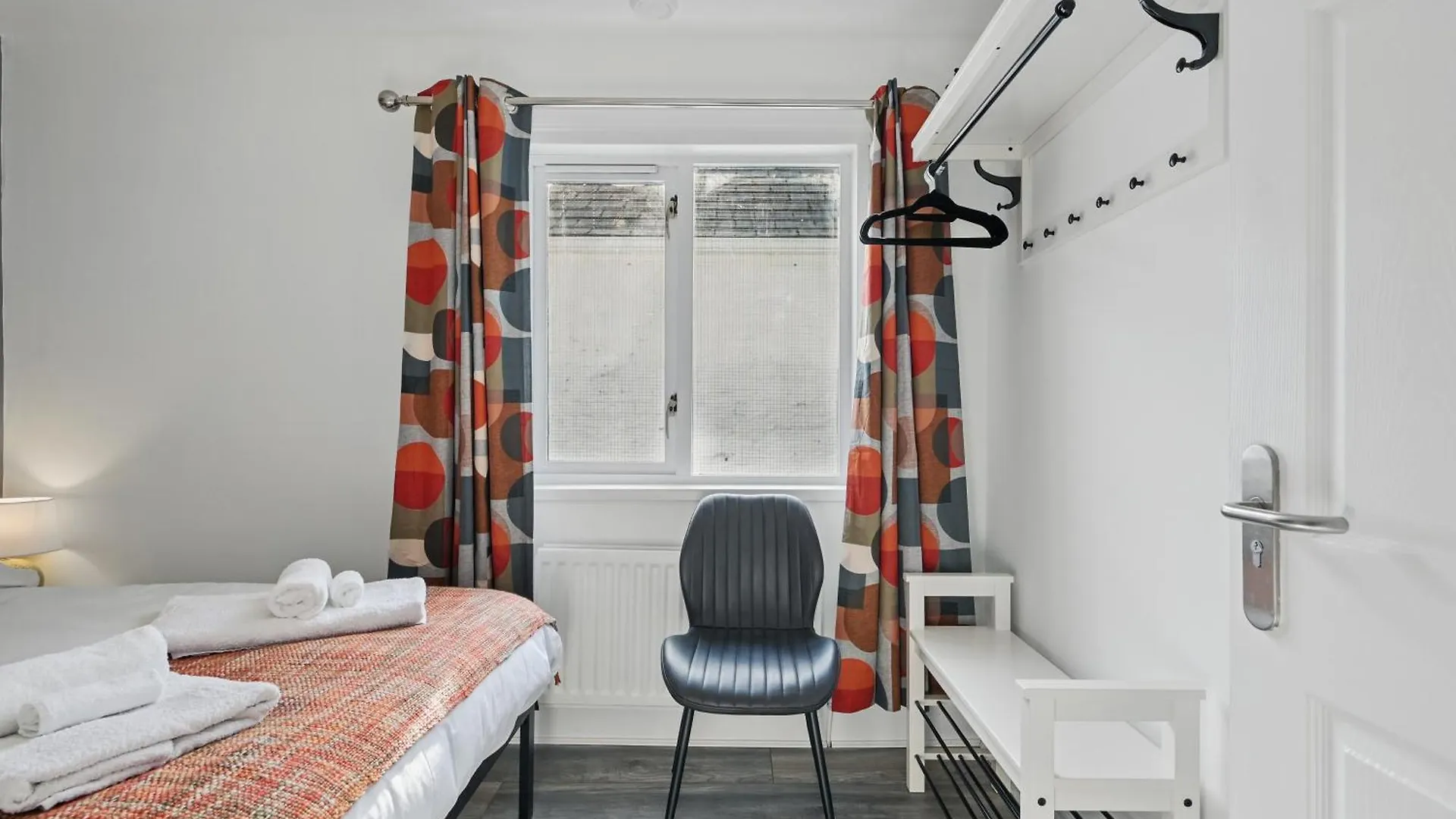 Central Flat 4 Bedroom, 2 Bathroom, 2X Parking - Staybynumbers Belfast