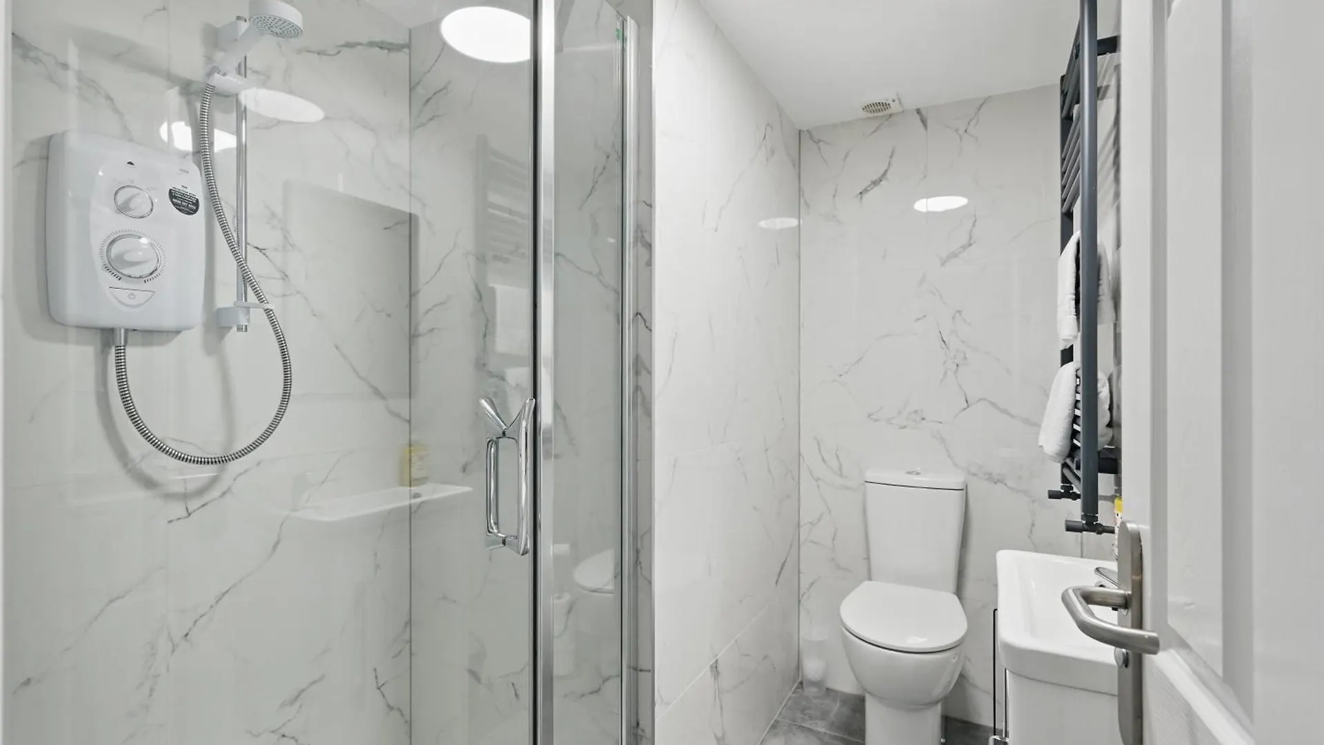 Central Flat 4 Bedroom, 2 Bathroom, 2X Parking - Staybynumbers Belfast